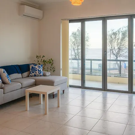 Seafront 4-bedroom Lejlighed